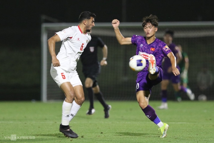 Nguyễn Quốc Việt xử lý bóng trong trận giao hữu cấp U23 giữa Việt Nam và Jordan tại Doha, Qatar tối 10/4/2024. Ảnh: Đoàn Huynh