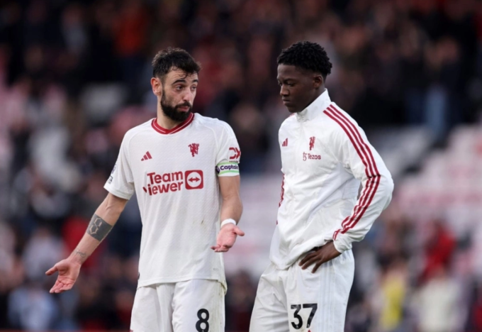 Fernandes (trái) và Mainoo trong một trận Ngoại hạng Anh cùng Man Utd ở mùa 2023-2024. Ảnh: AFP