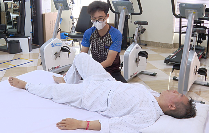 Anh Giang lần đầu gấp được khớp háng phải sau 32 năm. Ảnh: Bệnh viện Đa khoa Tâm Anh