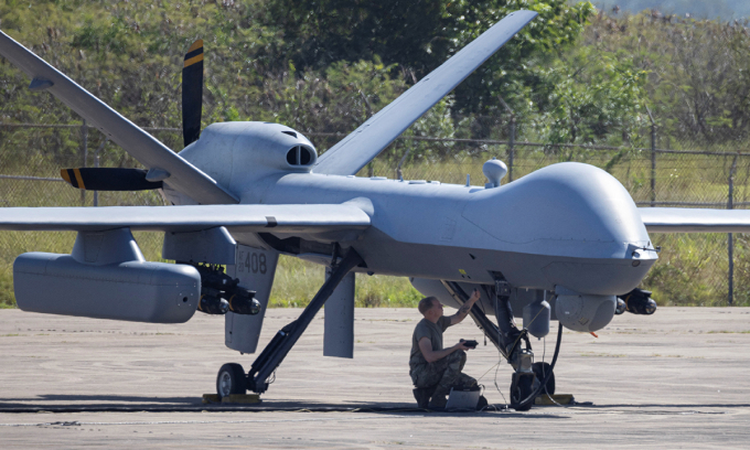 Binh sĩ Mỹ bảo dưỡng UAV MQ-9 tại sân bay Rafael Hernandez, Puerto Rico ngày 17/11. Ảnh: Reuters
