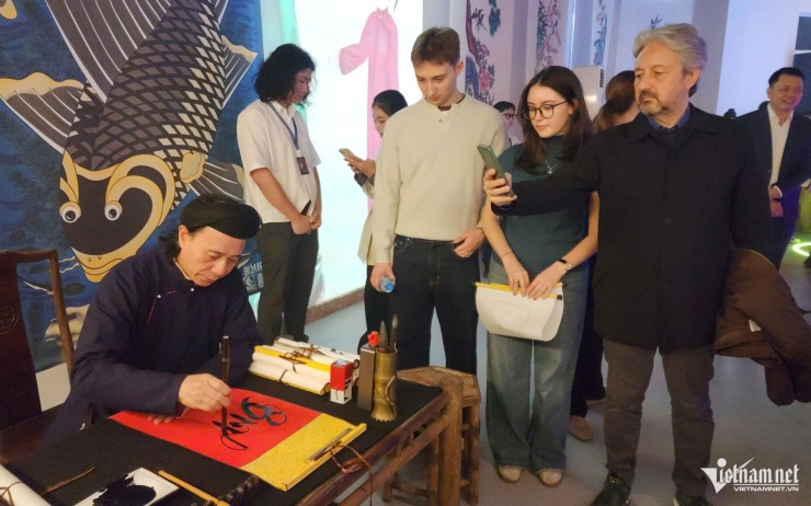 Khách quốc tế thích thú tại không gian trưng bày tranh Hàng Trống.