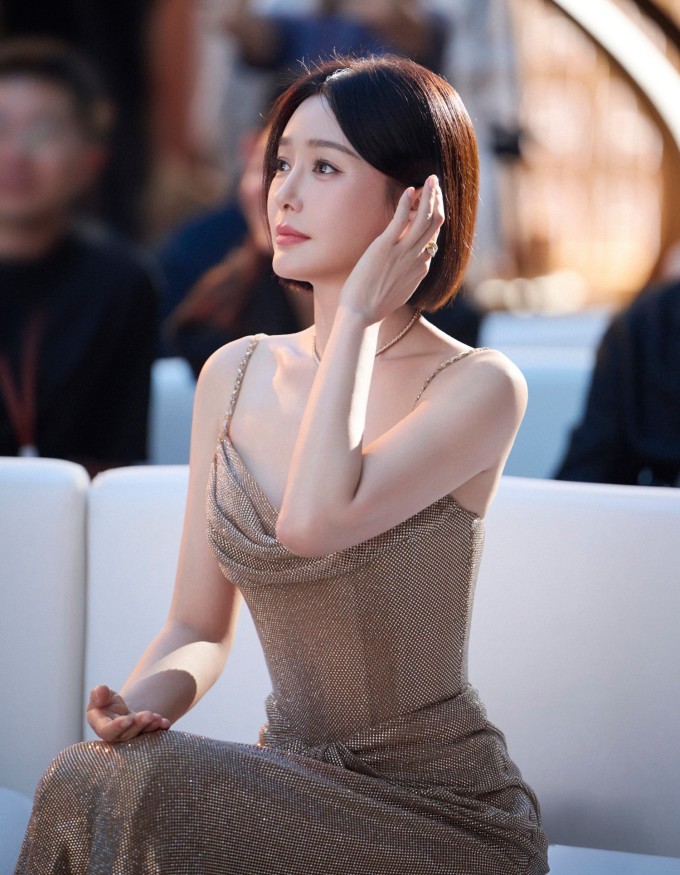 Không có công thức thần kỳ nào phía sau vẻ đẹp không tuổi của Tần Lam. Điều làm nên sự khác biệt nằm ở cách cô đối xử với cơ thể một cách kiên nhẫn và nhất quán. Ảnh: Weibo