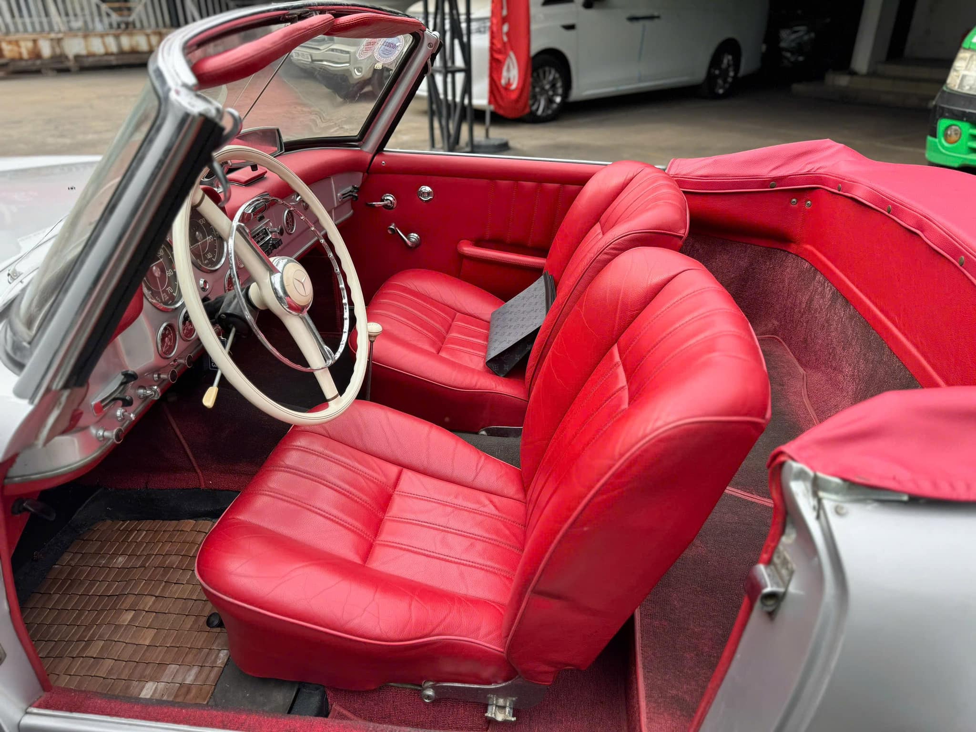 Hàng hiếm Mercedes-Benz 190 SL giá 13 tỷ đồng lên sàn: ‘Món đồ chơi’ cùng gu với ông Đặng Lê Nguyên Vũ, cả Việt Nam chỉ có vài chiếc- Ảnh 8.