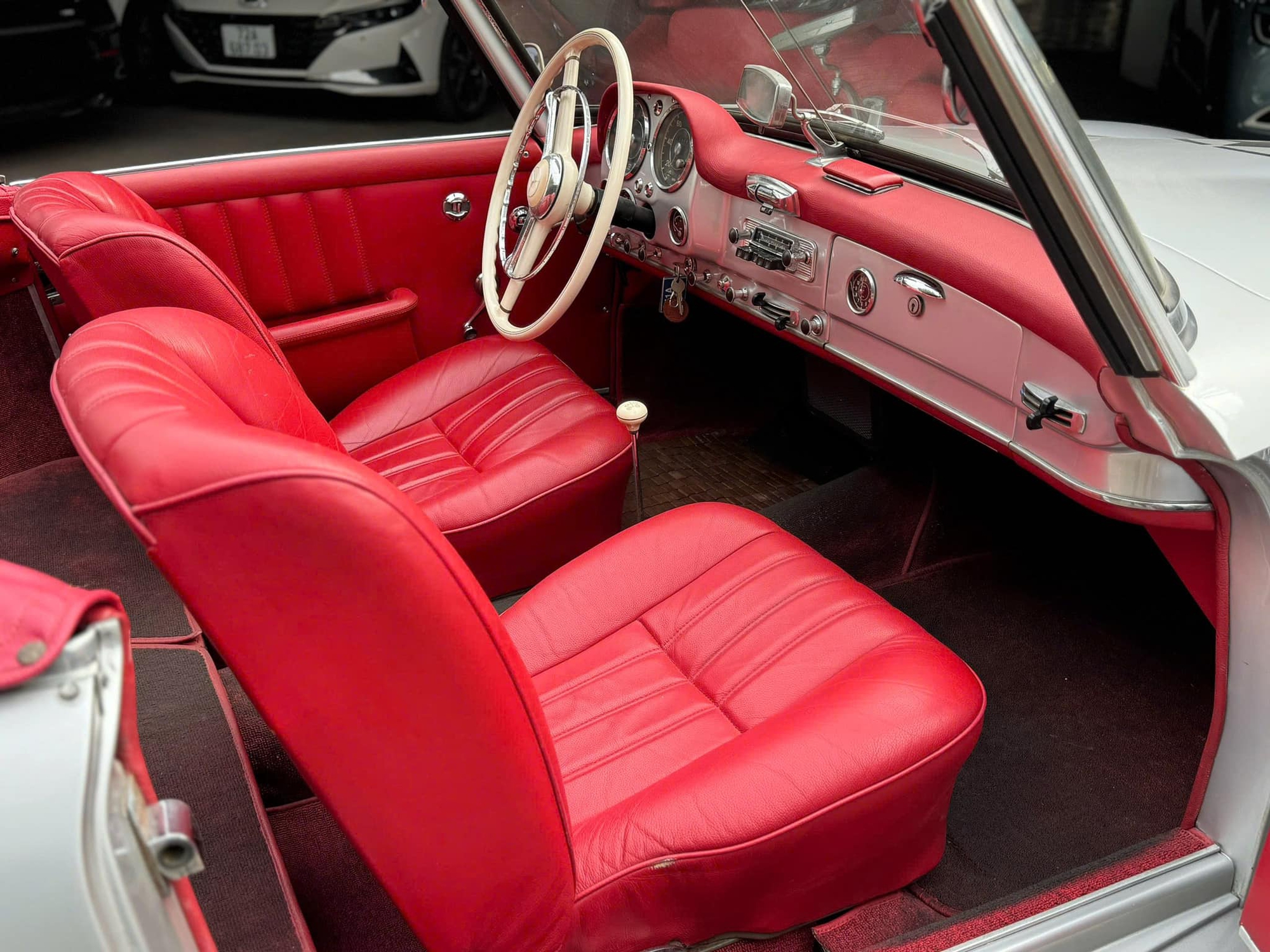 Hàng hiếm Mercedes-Benz 190 SL giá 13 tỷ đồng lên sàn: ‘Món đồ chơi’ cùng gu với ông Đặng Lê Nguyên Vũ, cả Việt Nam chỉ có vài chiếc- Ảnh 9.