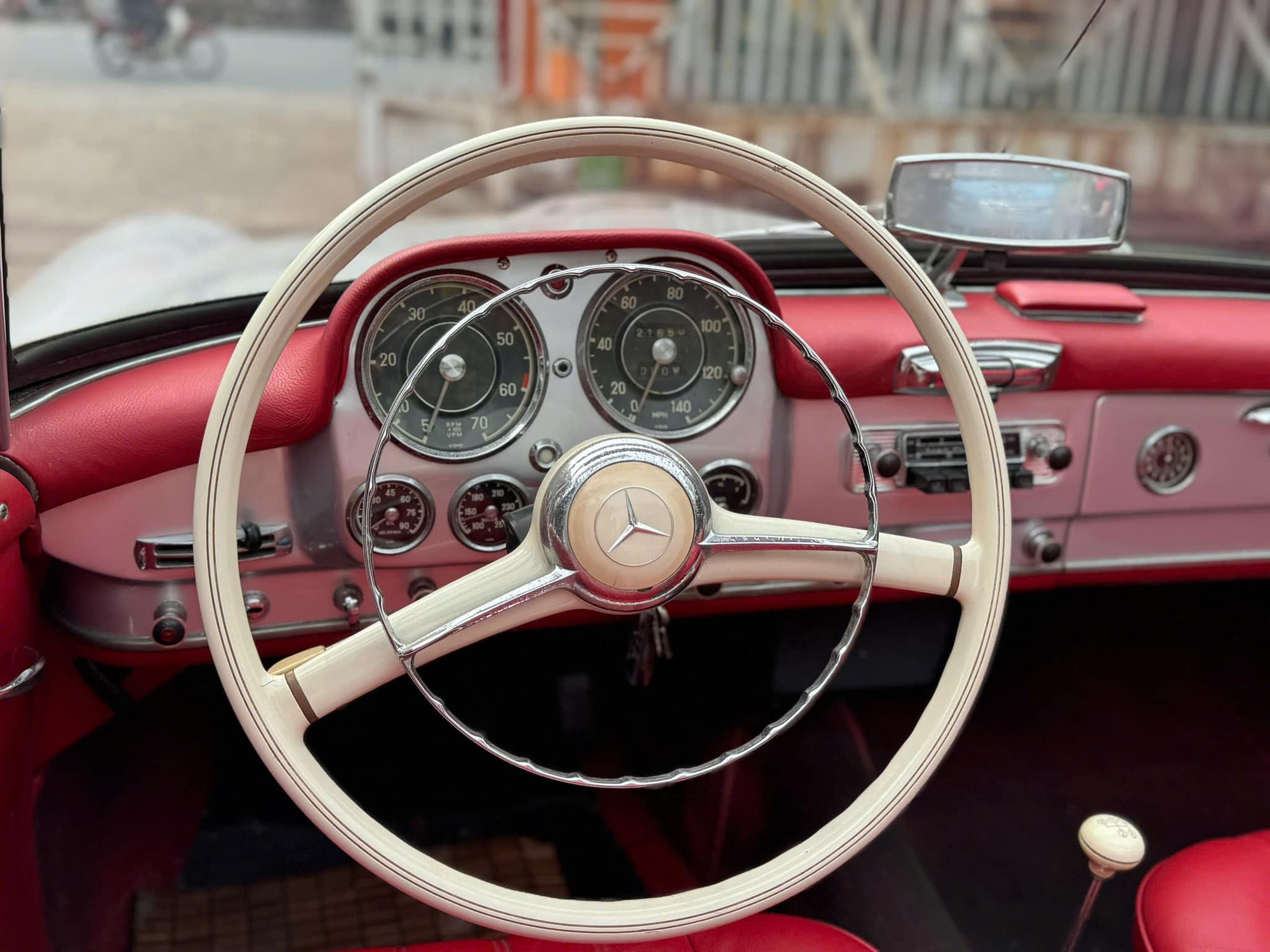 Hàng hiếm Mercedes-Benz 190 SL giá 13 tỷ đồng lên sàn: ‘Món đồ chơi’ cùng gu với ông Đặng Lê Nguyên Vũ, cả Việt Nam chỉ có vài chiếc- Ảnh 11.