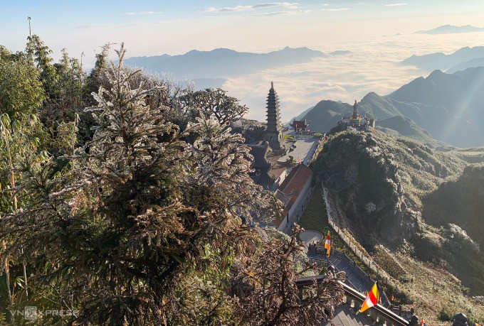 Băng giá phủ đỉnh Fansipan