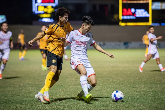 Nguyễn Nhật Minh (áo trắng) đối đầu Lê Văn Thuận (áo vàng) trong trận Hải Phòng hòa Thanh Hóa 2-2 ở vòng 4 V-League 2025-2026, trên sân Thanh Hóa ngày 20/9/2025. Ảnh: VPF