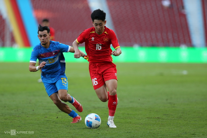 Nguyễn Nhật Minh (áo đỏ) đi bóng trong trận Việt Nam thắng Philippines 2-0 ở bán kết bóng đá nam SEA Games 33 trên sân Rajamangala ở Bangkok, Thái Lan ngày 15/12/2025. Ảnh: Hiếu Lương