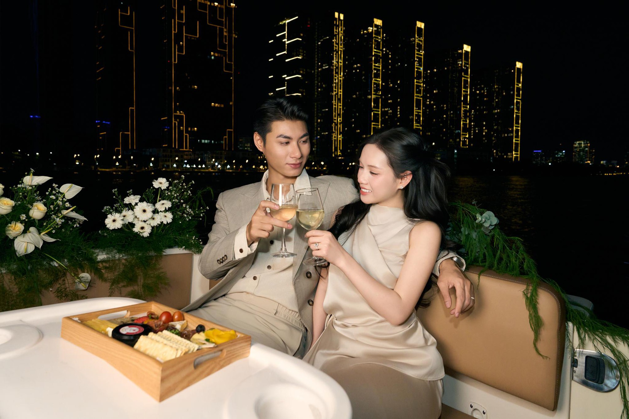 Cầu hôn trên du thuyền sông Sài Gòn: Xu hướng mới của giới trẻ TP.HCM- Ảnh 4. Cầu hôn trên du thuyền sông Sài Gòn: Xu hướng mới của giới trẻ TP.HCM- Ảnh 4.