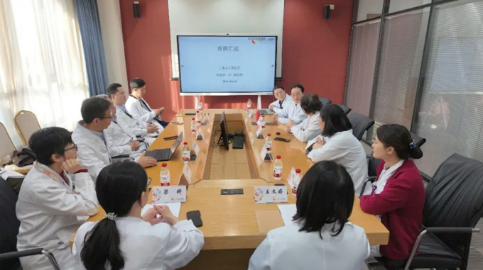 Nhóm chuyên gia liên chuyên khoa từ Bệnh viện Nhi đồng Thượng Hải hội chẩn trước phẫu thuật cùng bác sĩ khoa Nội tiết, Bệnh viện Phụ sản Bắc Kinh. Ảnh: The Paper