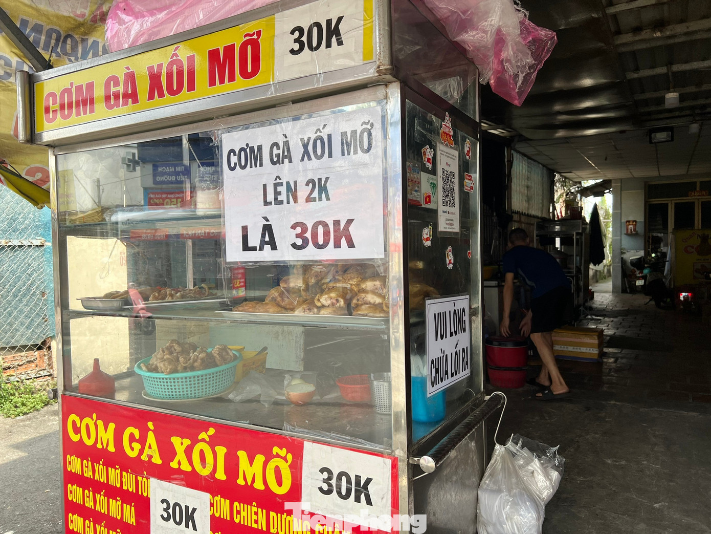 Quán ăn cũng tăng giá dịp cận Tết, người lao động 'méo mặt'- Ảnh 2.