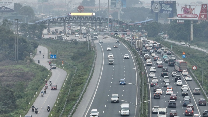 Trạm thu phí Pháp Vân - Cầu Giẽ ùn ứ dài hơn 2 km theo hướng đi Cầu Giẽ chiều 28 Tết Giáp Thìn (7/2/2024). Ảnh: Huy Mạnh
