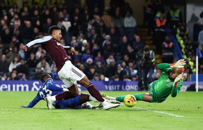 Watkins dứt điểm trong trận Aston Villa thắng ngược chủ nhà Chelsea 2-1 trên sân Stamford Bridge ở vòng 18 Ngoại hạng Anh ngày 26/12/2025. Ảnh: Reuters