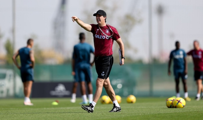 Emery hò hét đốc thúc cầu thủ Aston Villa trên sân tập. Ảnh: Aston Villa FC