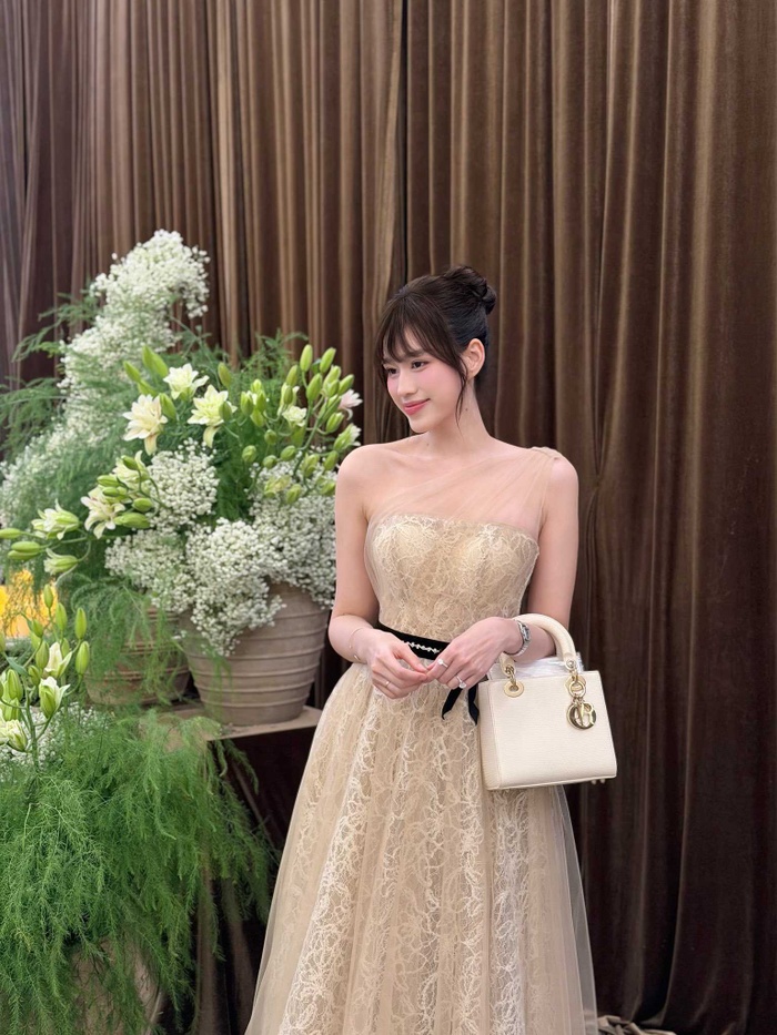 Đỗ Hà xách túi hiệu trăm triệu đi đám cưới