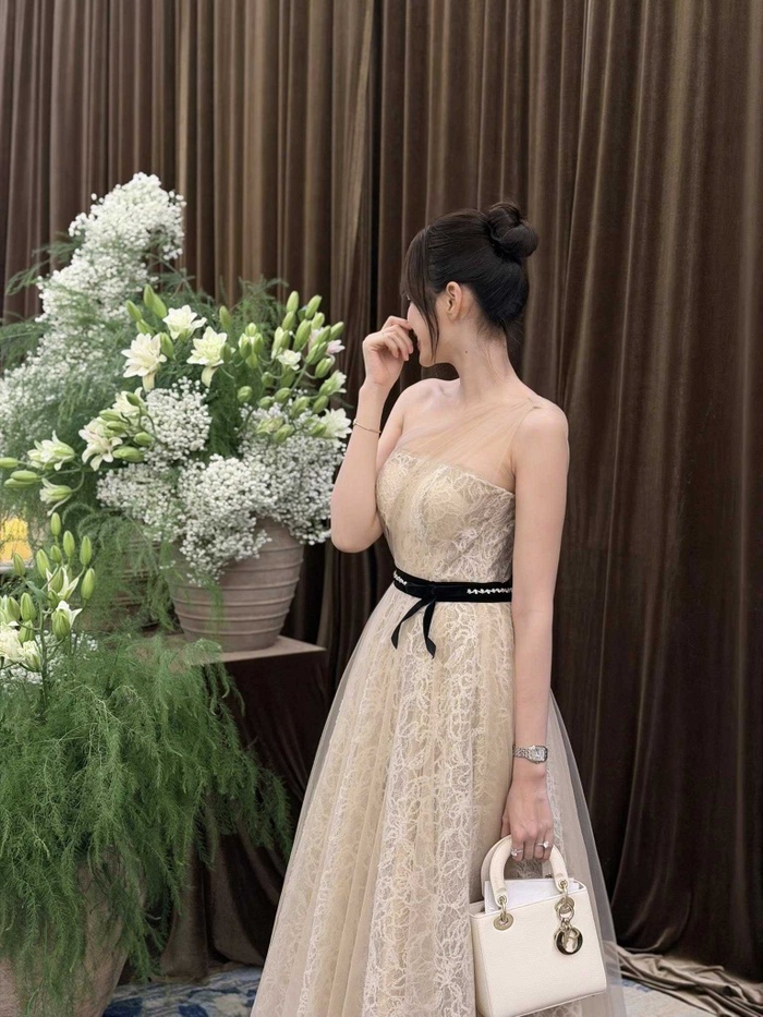 Đỗ Hà xách túi hiệu trăm triệu đi đám cưới