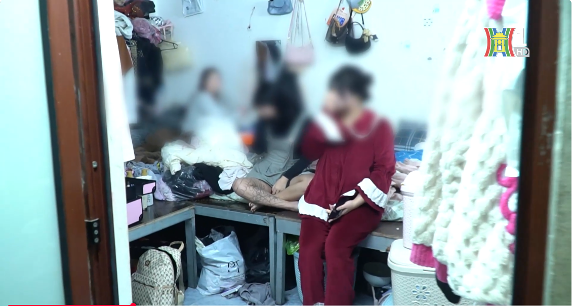 Bóc trần các quán karaoke trá hình ở Hà Nội: Hàng chục thiếu nữ ăn ở khép kín, rót bia bấm bài xuyên đêm phục vụ khách, thu nhập 30 triệu/tháng- Ảnh 2.