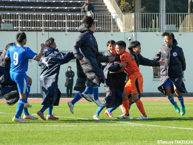 Thủ môn Atsunori Uchimura (áo cam) mừng chiến thắng cùng đồng đội sau loạt luân lưu.