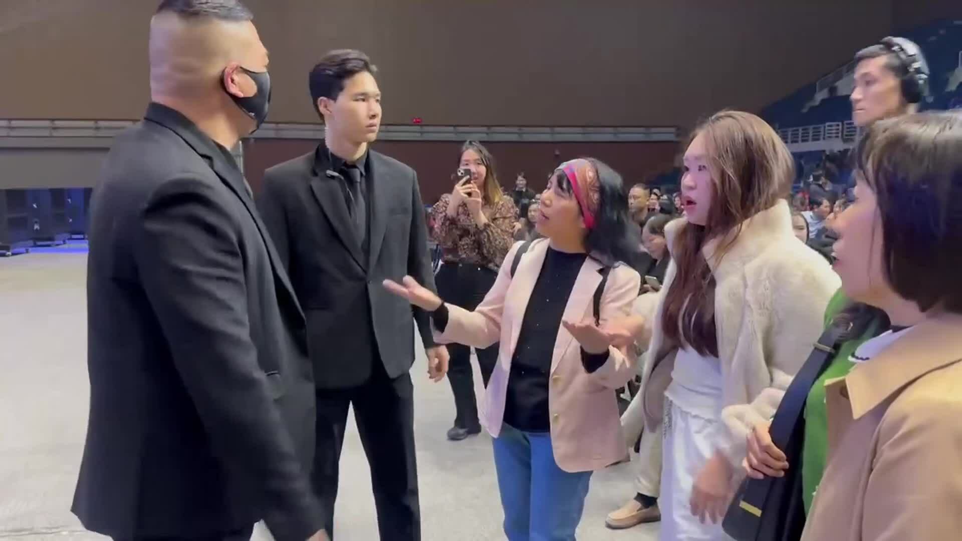 Khán giả bức xúc khi BTC "Về đây bốn cánh chim trời" thông báo hoãn show