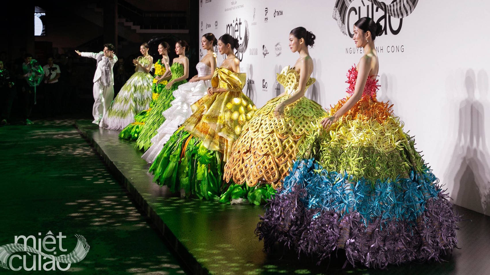 Triển lãm thời trang cảm hứng bánh dân gian miền Tây