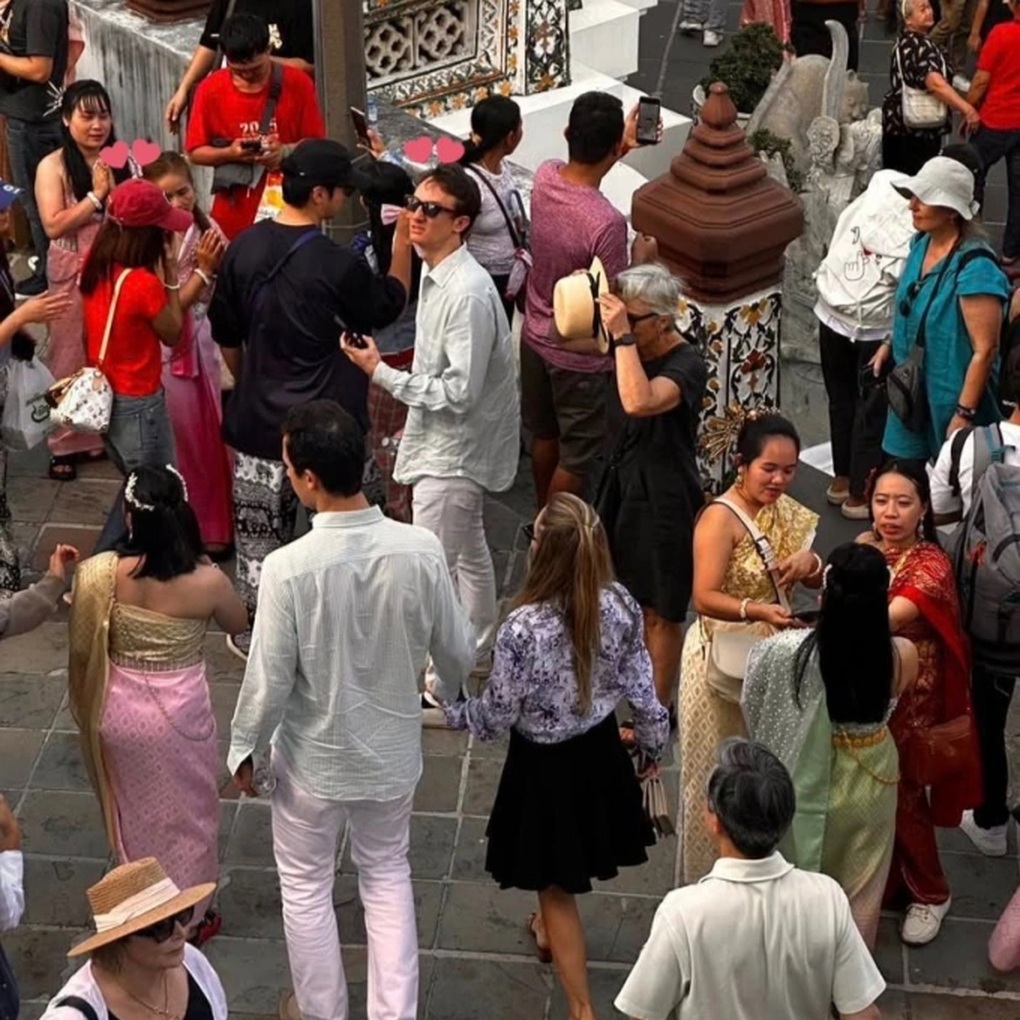 Lisa và bạn trai hẹn hò tại câu lạc bộ thoát y - 3