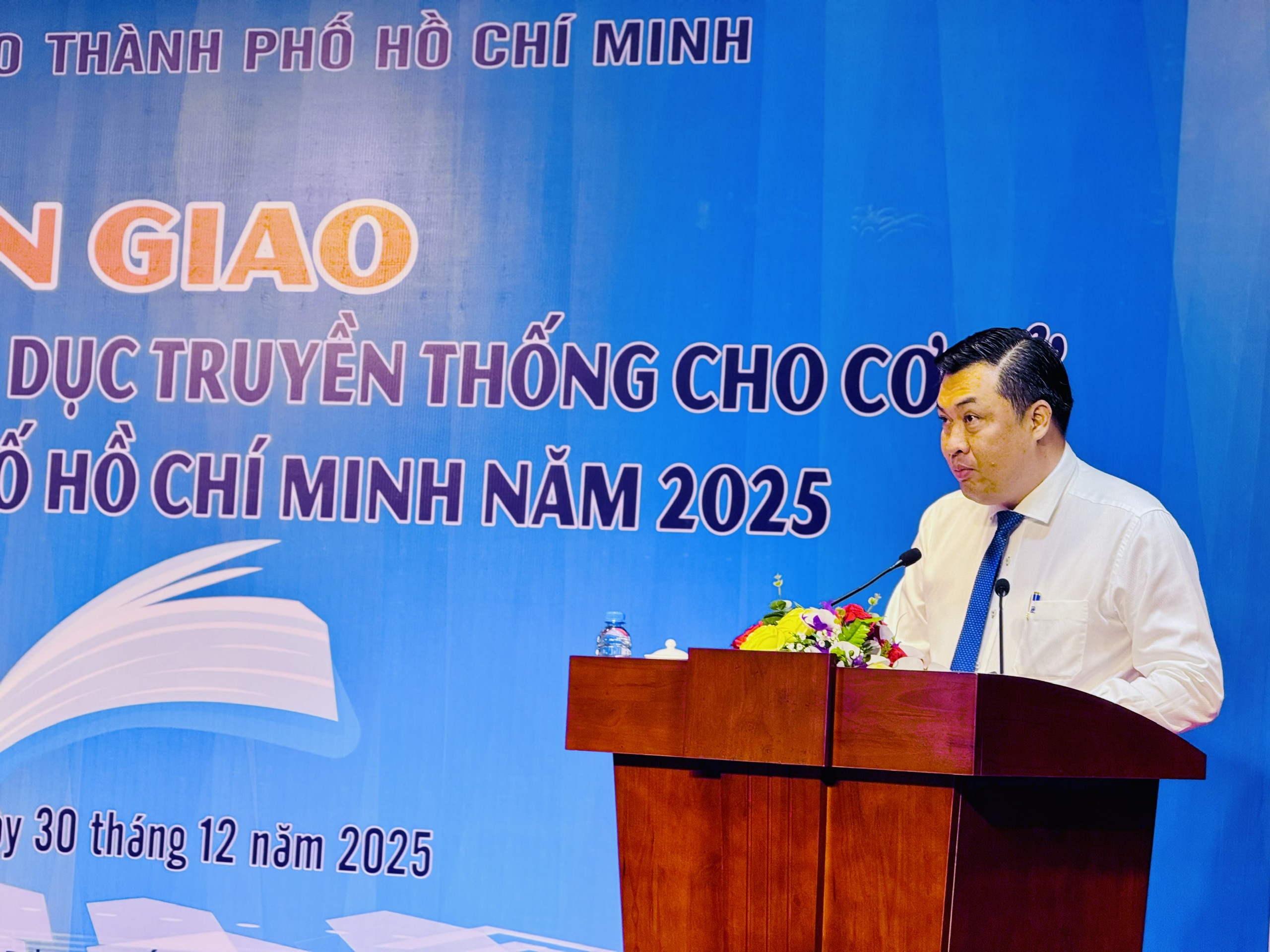 TPHCM trang bị hơn 10.600 bản sách lý luận, chính trị cho cơ sở - Ảnh 2.