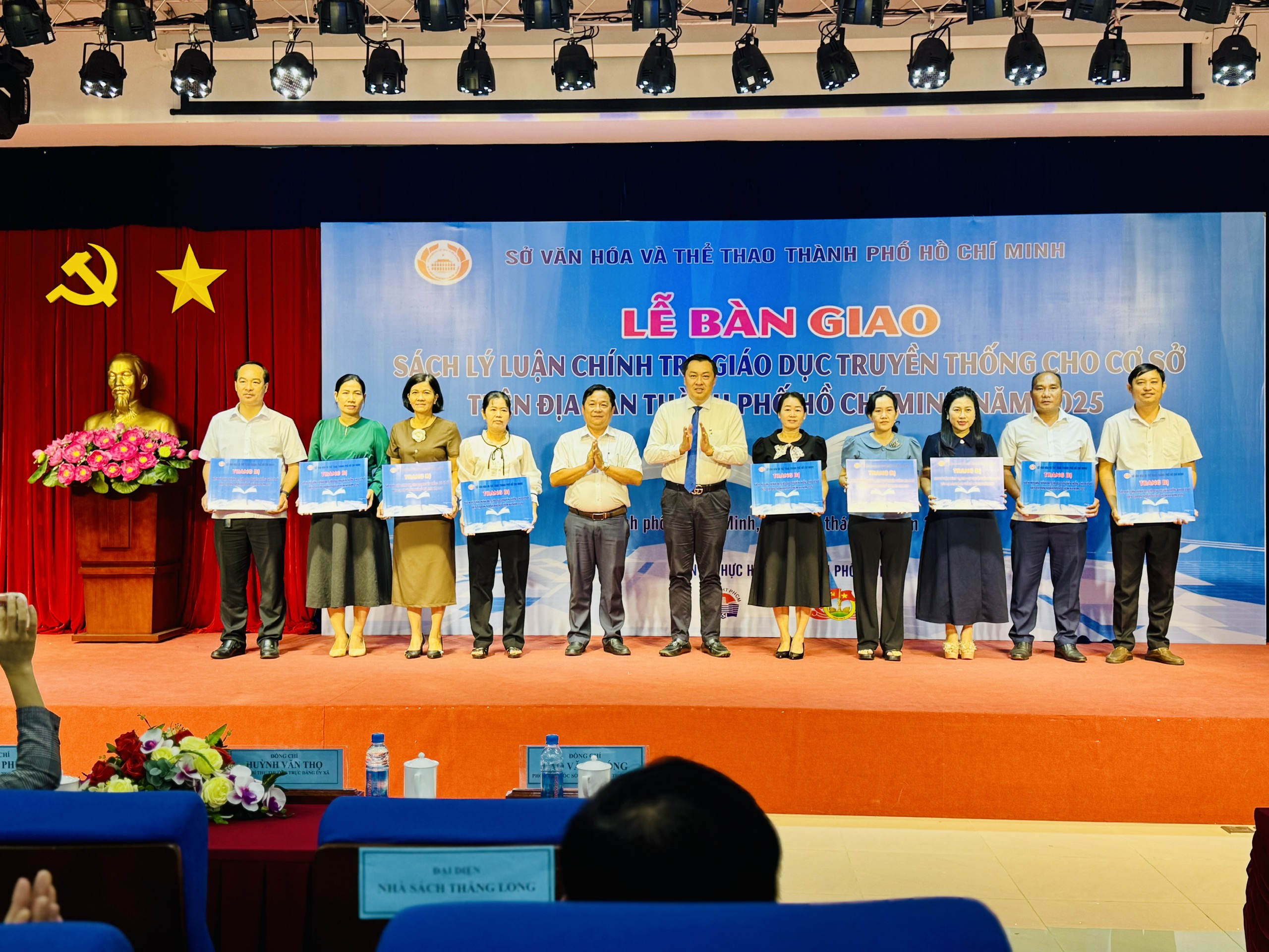 TPHCM trang bị hơn 10.600 bản sách lý luận, chính trị cho cơ sở - Ảnh 3.