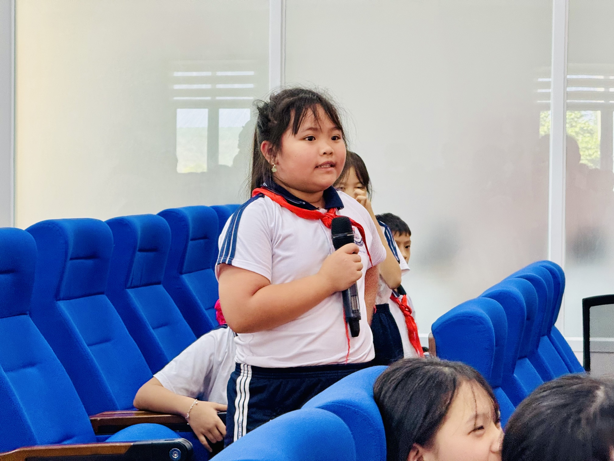 TPHCM trang bị hơn 10.600 bản sách lý luận, chính trị cho cơ sở - Ảnh 4.