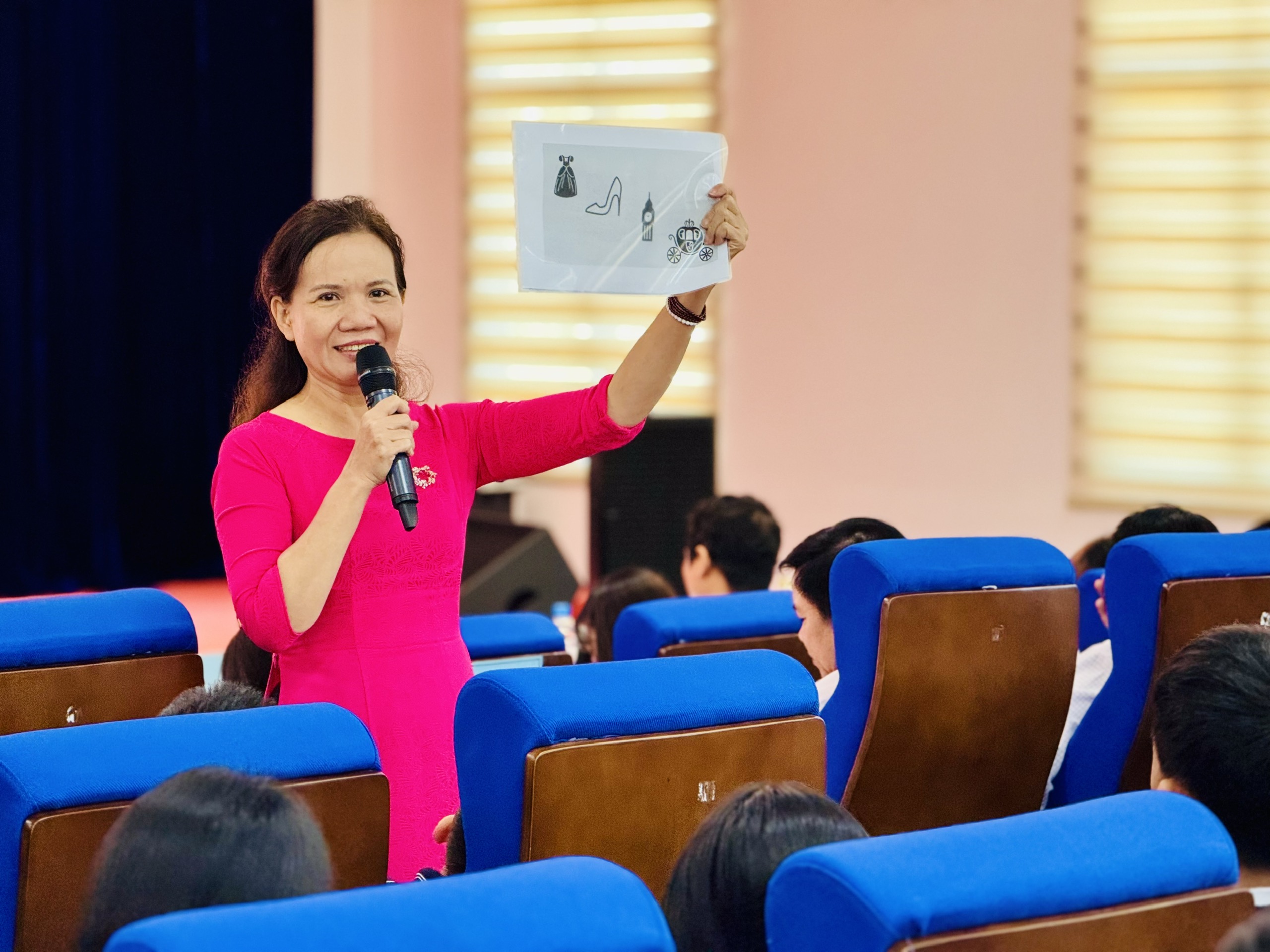 TPHCM trang bị hơn 10.600 bản sách lý luận, chính trị cho cơ sở - Ảnh 4.