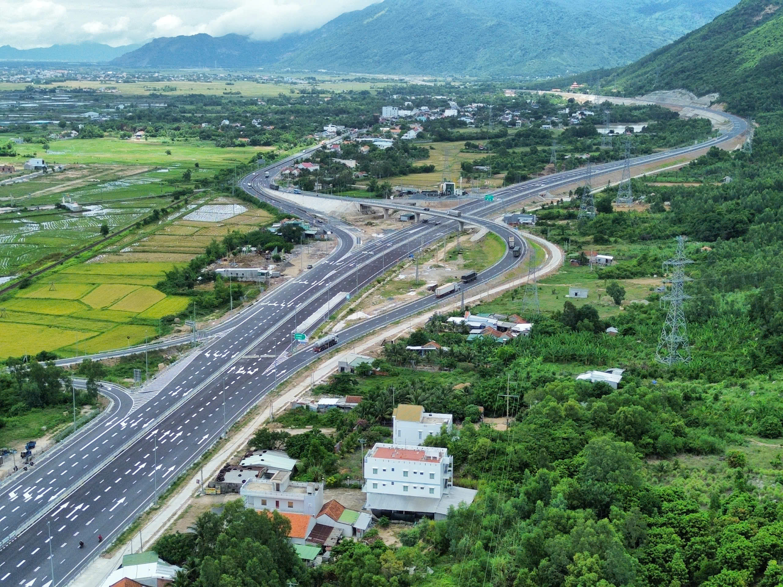 Cao tốc Vân Phong - Nha Trang: 13 km đầu tuyến chưa thông xe đã hư hỏng - Ảnh 3.