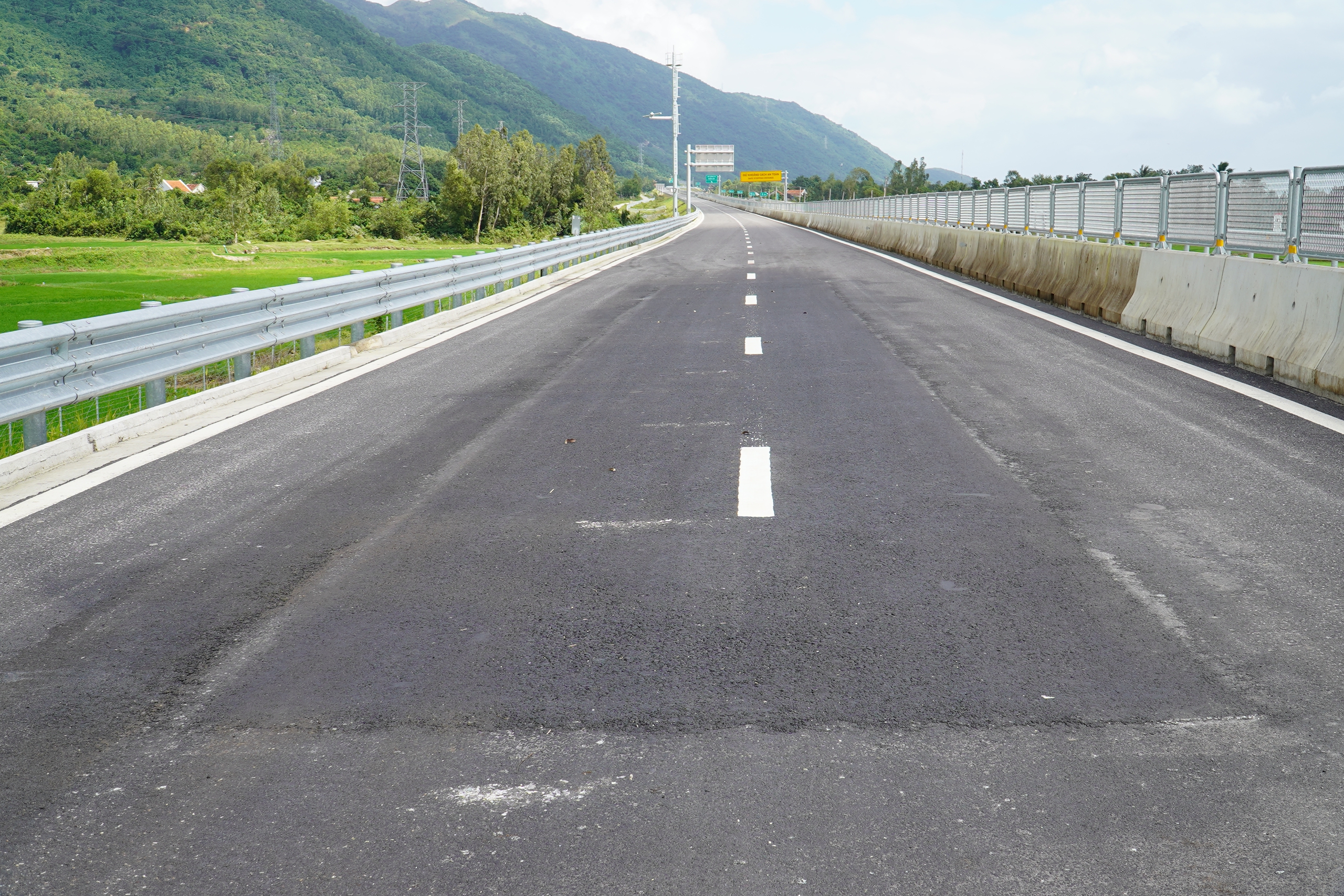 Cao tốc Vân Phong - Nha Trang: 13 km đầu tuyến chưa thông xe đã hư hỏng - Ảnh 2.