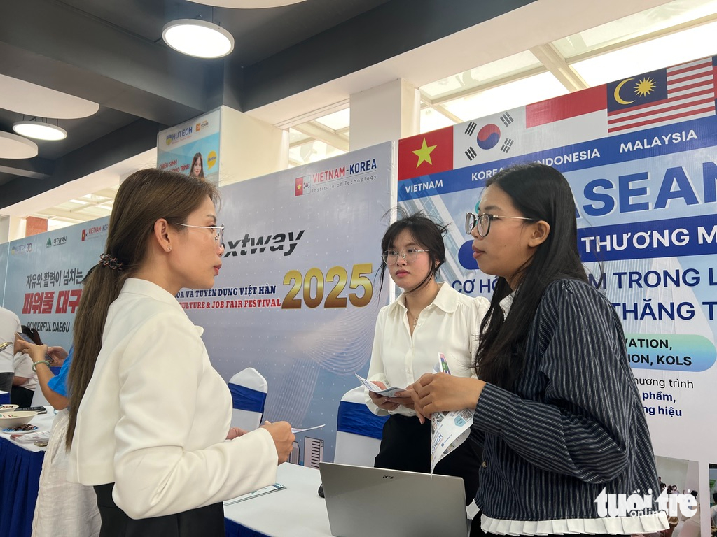 Thị trường lao động TP.HCM: Doanh nghiệp 'khát' người, lệch pha cung cầu lộ rõ - Ảnh 2.