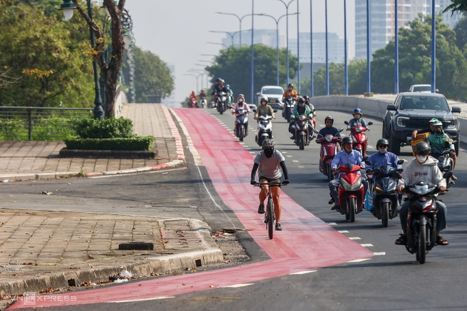 Người đi xe đạp đang chạy trên làn màu đỏ trên đường Mai Chí Thọ. Ảnh: Quỳnh Trần