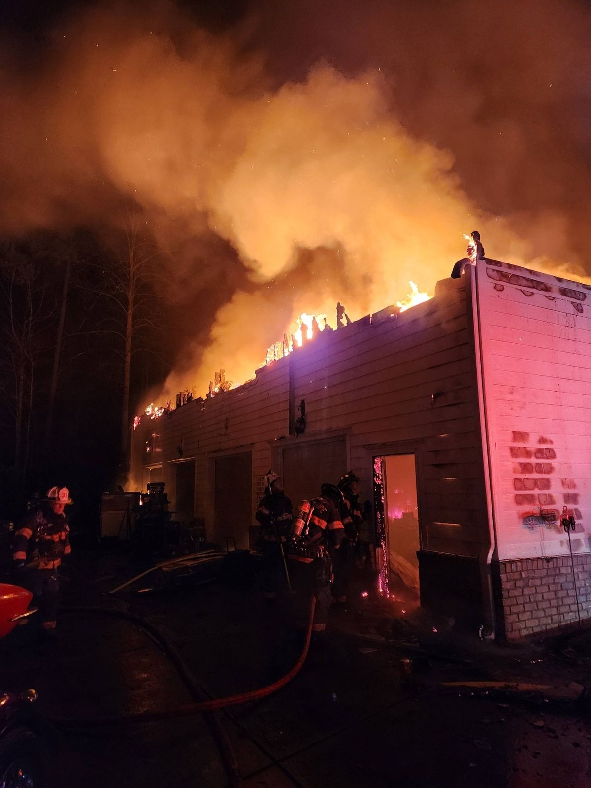 Nhà của huyền thoại thể thao bị nhấn chìm trong biển lửa kinh hoàng, cha qua đời, mẹ nguy kịch- Ảnh 2.