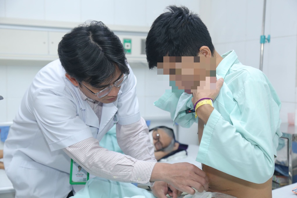 Cứu chàng trai khỏi khối u bụng khổng lồ như quả bóng, vỡ bất cứ lúc nào - 2
