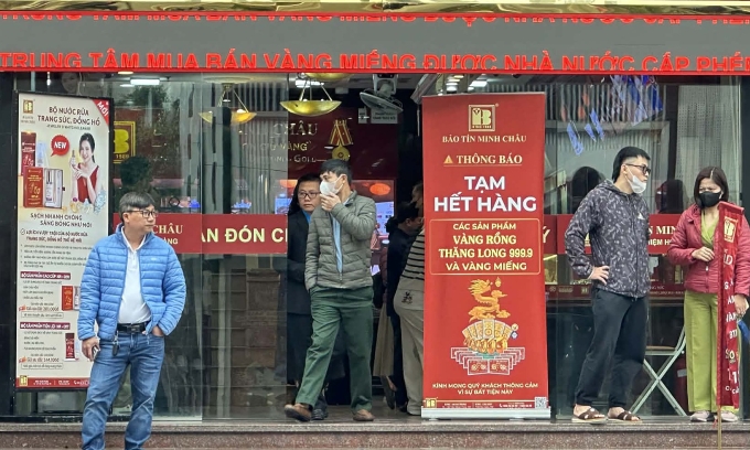 Các cửa hàng thông báo hết vàng từ buổi sáng dù nhu cầu mua vào cao. Ảnh: Trọng Hiếu