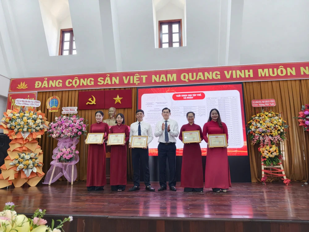 Ông Lê Thanh Tùng - Phó Chánh án TAND Khu vực 5 trao giấy khen cho các cá nhân. Ảnh: YC khu-vuc-5.jpg