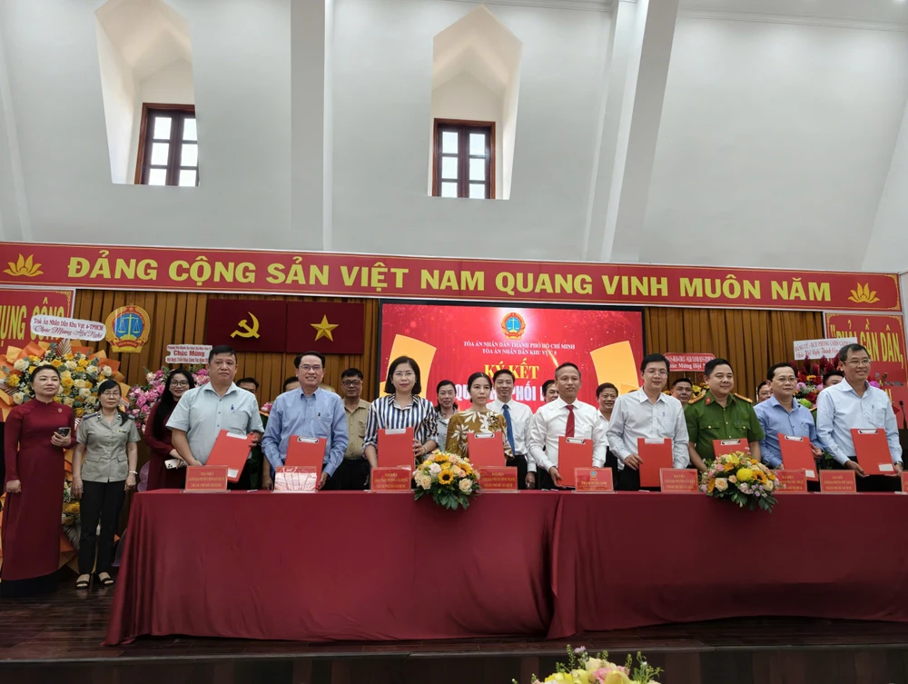 TAND Khu vực 5 và các đơn vị ký kết quy chế phối hợp. Ảnh: YC khu-vuc-5-ky-ket.jpg