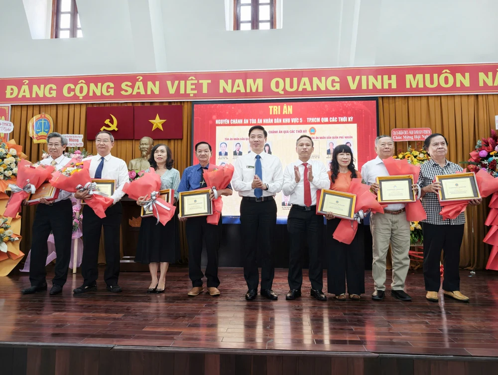 Ông Quách Hữu Thái - Phó Chánh án TAND TP.HCM và ông Phạm Tuấn Anh - Chánh án TAND Khu vực 5 trao giấy khen cho các cá nhân. Ảnh: YC khu-vuc-5-bang-khen.jpg