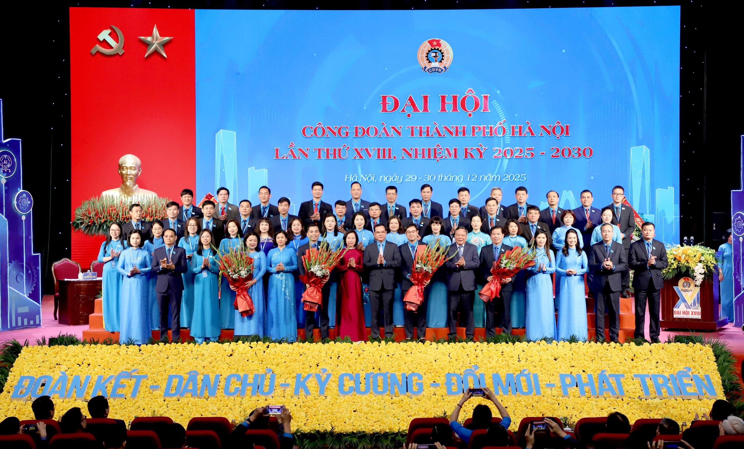 Ông Nguyễn Văn Thắng tái cử chức Chủ tịch LĐLĐ thành phố Hà Nội 3 Ông Nguyễn Văn Thắng tái cử chức Chủ tịch LĐLĐ thành phố Hà Nội - Ảnh 3.