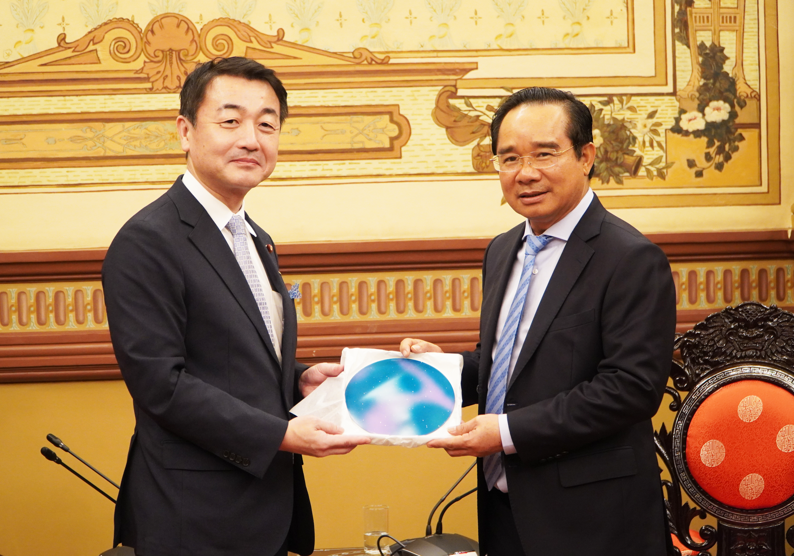 Chủ tịch UBND TPHCM tiếp Thứ trưởng Bộ Đất đai, Cơ sở hạ tầng, Giao thông và Du lịch Nhật Bản 2 Chủ tịch UBND TPHCM tiếp Thứ trưởng Bộ Đất đai, Cơ sở hạ tầng, Giao thông và Du lịch Nhật Bản - Ảnh 2.