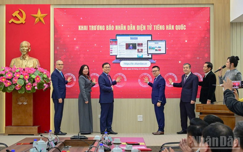 Các đại biểu nhấn nút khai trương Báo Nhân Dân điện tử tiếng Hàn Quốc. Ảnh: NHÂN DÂN khai-truong-bao-nhan-dan-dien-tu-tieng-han-quoc.jpg