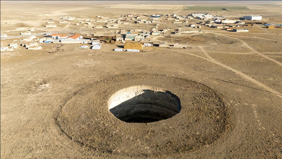 Hàng trăm 'hố tử thần' mọc lên giữa đồng, nông dân hốt hoảng: Giáo sư hé lộ nguyên nhân từ những năm 2000- Ảnh 3. Hàng trăm 'hố tử thần' mọc lên giữa đồng, nông dân hốt hoảng: Giáo sư hé lộ nguyên nhân từ những năm 2000- Ảnh 3.