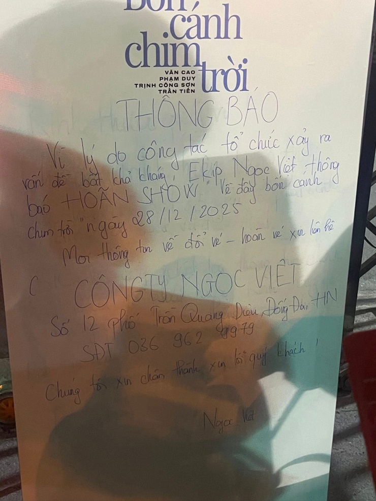 BTC viết tay trên banner sự kiện về việc hoãn show, đổi vé, hoàn vé.