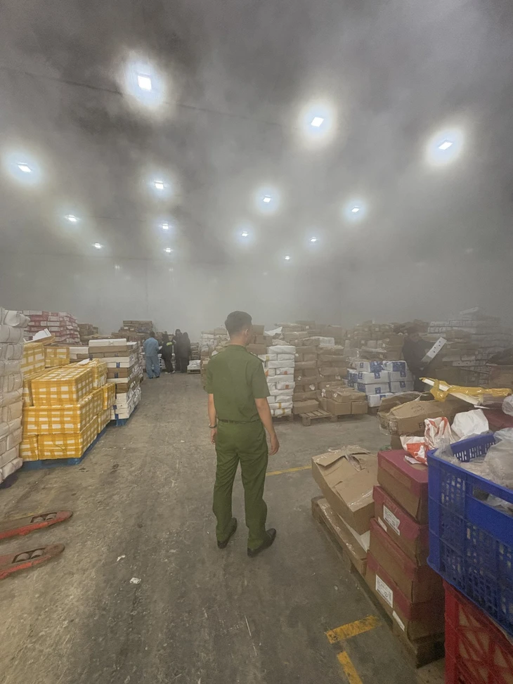 Công an TP.HCM xử lý hàng loạt cơ sở vi phạm an toàn thực phẩm, phạt hơn 1,6 tỉ đồng - Ảnh 2.