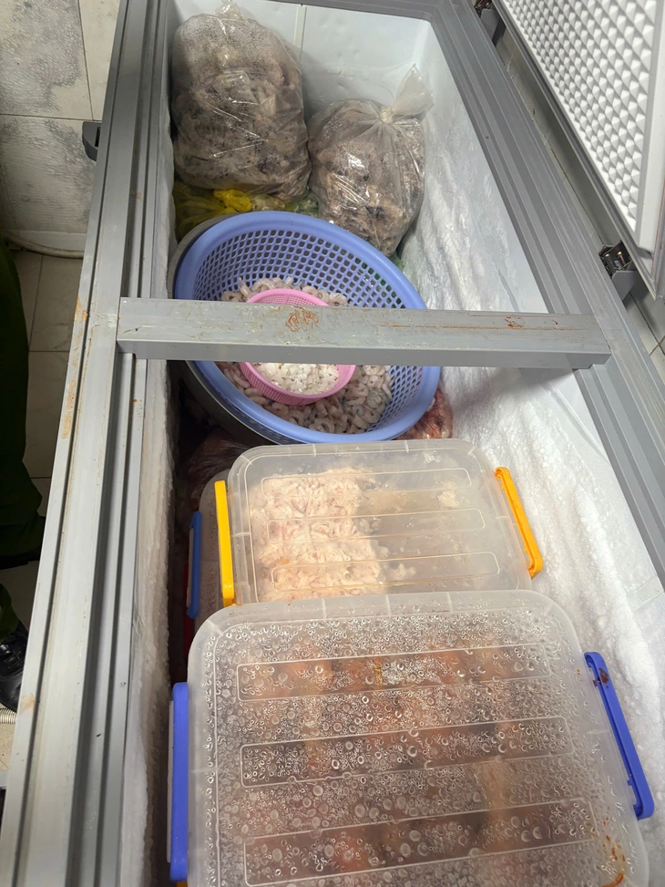 Công an TP.HCM xử lý hàng loạt cơ sở vi phạm an toàn thực phẩm, phạt hơn 1,6 tỉ đồng - Ảnh 8.