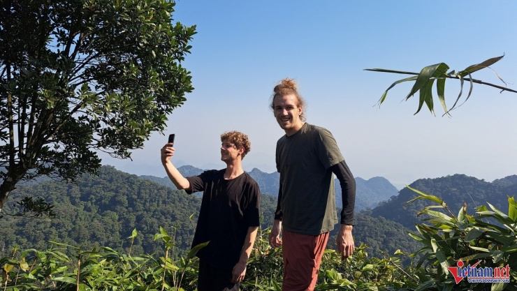 Du khách băng rừng vượt suối 5 tiếng, vỡ òa trước cảnh trên nóc nhà Cúc Phương 8 Du khách quốc tế ghi lại những khoảnh khắc khi lên tới đỉnh Mây Bạc. Ảnh: CP