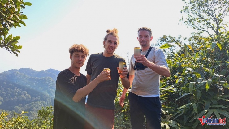 Du khách băng rừng vượt suối 5 tiếng, vỡ òa trước cảnh trên nóc nhà Cúc Phương 10 Niềm vui sướng của các vị khách khi lên đến "nóc nhà" của Cúc Phương. Ảnh: CP