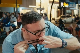 Phản ứng bất ngờ của khách Tây khi nếm thử đuông dừa ở Việt Nam