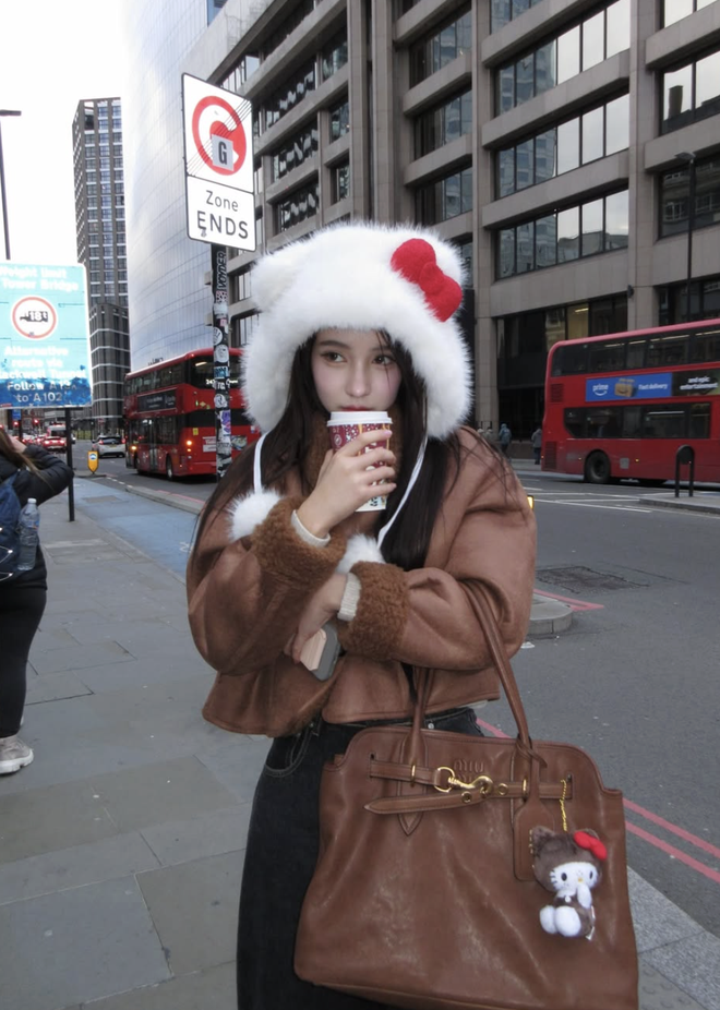 Áo khoác dáng ngắn và bí quyết phối đồ gọn gàng, thời thượng 2 Áo khoác dáng ngắn và bí quyết phối đồ gọn gàng, thời thượng - Ảnh 2.